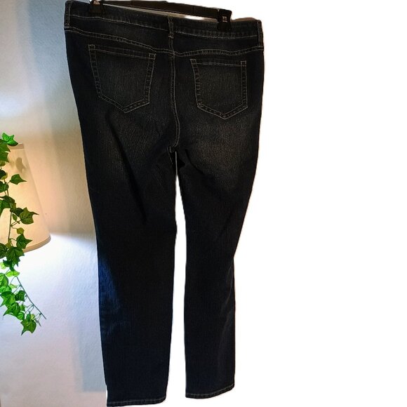EUC: Torrid Sze 18S  Dark Wash Denim Jeans - Picture 2 of 3